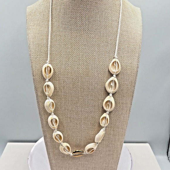 The Unbranded Brand Jewelry - Vintage Natural Cowrie Shell Necklace Gold Metallic Accent Cream Cord Beachy Y2K